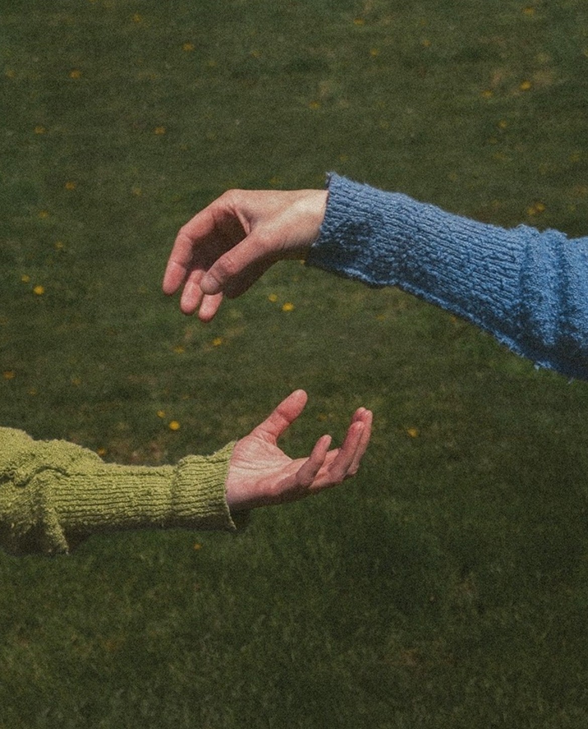 Symbol zaufania i otwartości, np. dłonie trzymające światło